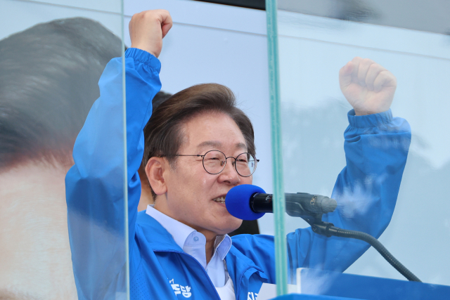 더불어민주당 이재명 대선 후보가 21일 인천광역시 서구 청라동 유세에서 시민들에게 지지를 호소하고 있다. 연합뉴스