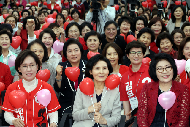 국민의힘 김문수 대선후보 배우자 설난영 여사(가운데)가 21일 서울 여의도 중앙당사에서 열린 정정당당여성본부 필승결의대회에서 참석자들과 기념촬영을 하고 있다. 연합뉴스