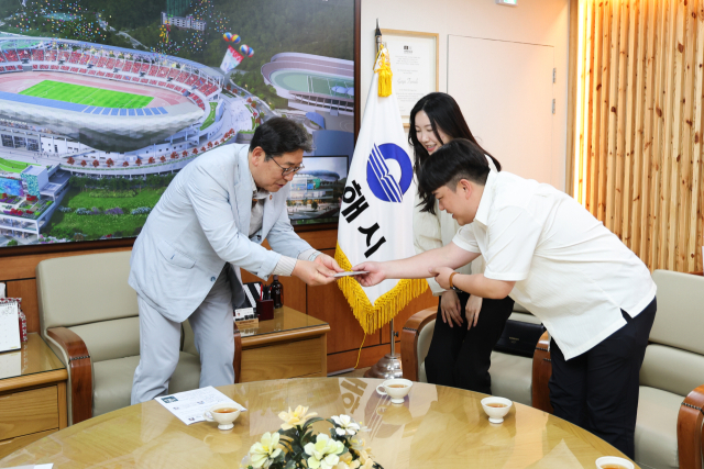 경남 김해시 감성 인구시책 ‘나는 김해솔로’를 통해 탄생한 첫 예비부부가 지난 21일 홍태용 김해시장을 만나 청첩장을 전달했다. 김해시 제공