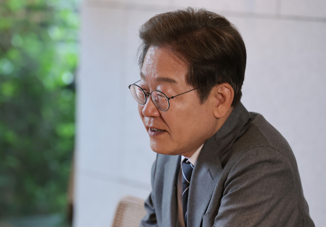 더불어민주당 이재명 대선 후보가 22일 경남 양산시 소소서원에서 송기인 신부와 차담을 하고 있다. 연합뉴스