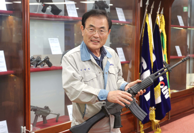 SNT모티브 이병완 부사장은 국산 소총의 시초인 K1 제작 때부터 참여한 우리나라 소총 역사의 ‘산 증인’이다. 이 부사장이 K2 소총에 대해 설명하고 있다. 이재찬 기자 chan@