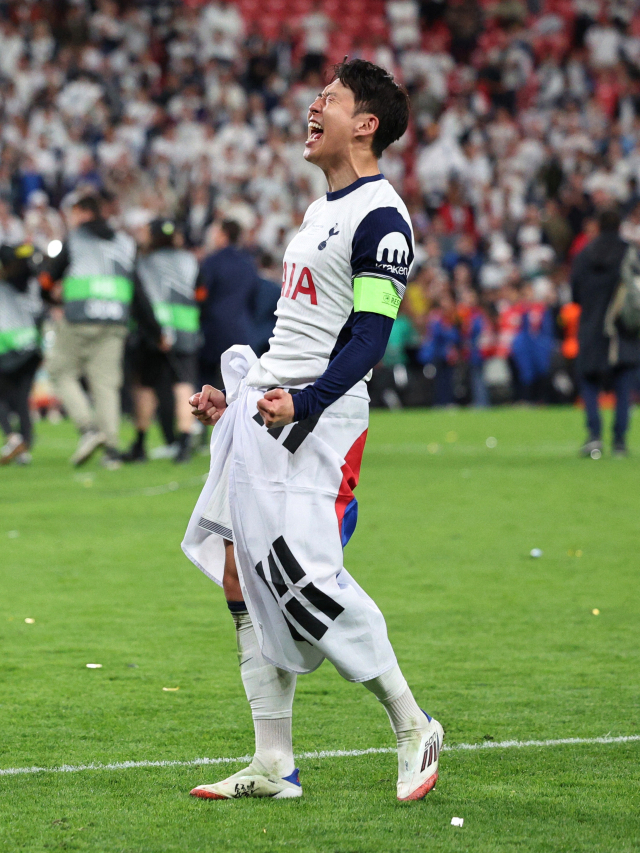 손흥민이 22일(한국 시간) 스페인 빌바오에서 열린 2024-2025 유럽축구연맹(UEFA) 유로파리그(UEL)에서 우승한 뒤 태극기를 두르고 포효하고 있다. 로이터연합뉴스