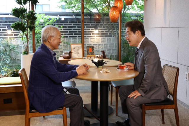 더불어민주당 이재명 대선 후보가 22일 경남 양산시 소소서원에서 송기인 신부와 차담을 하고 있다. 연합뉴스