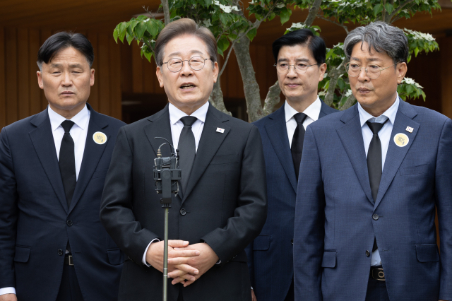 더불어민주당 이재명 대선 후보가 고 노무현 전 대통령 16주기인 23일 경남 김해시 봉하마을 노 전 대통령 관저에서 권양숙 여사, 문재인 전 대통령 등과 만난 뒤 나와 백브리핑을 하고 있다. 연합뉴스