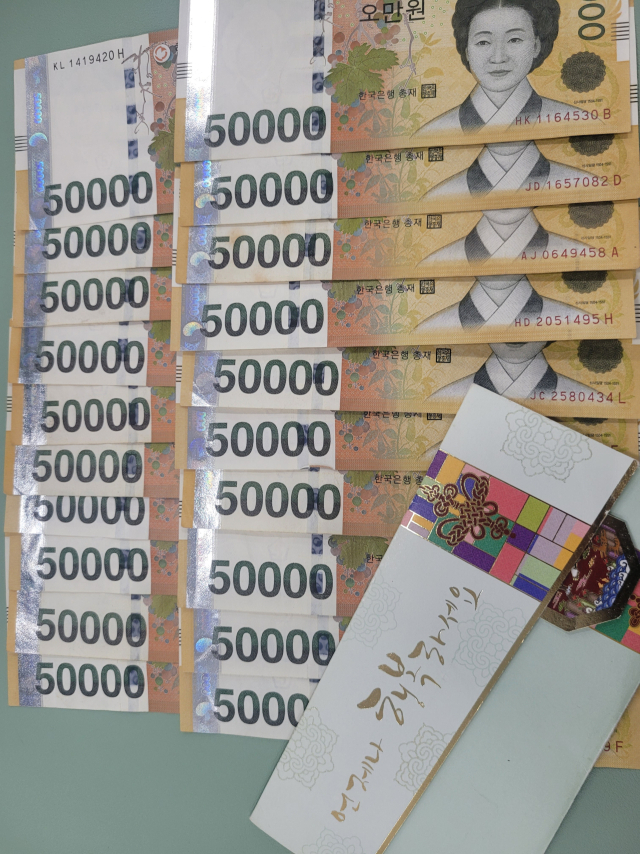 이달들어 부산 동래구 동구에 익명의 기부자들이 나타나 각각 100만 원을 기부했다. 사진은 지난 19일 기초생활수급자인 70대 여성이 동구청에 기탁한 성금. 부산 동구청 제공