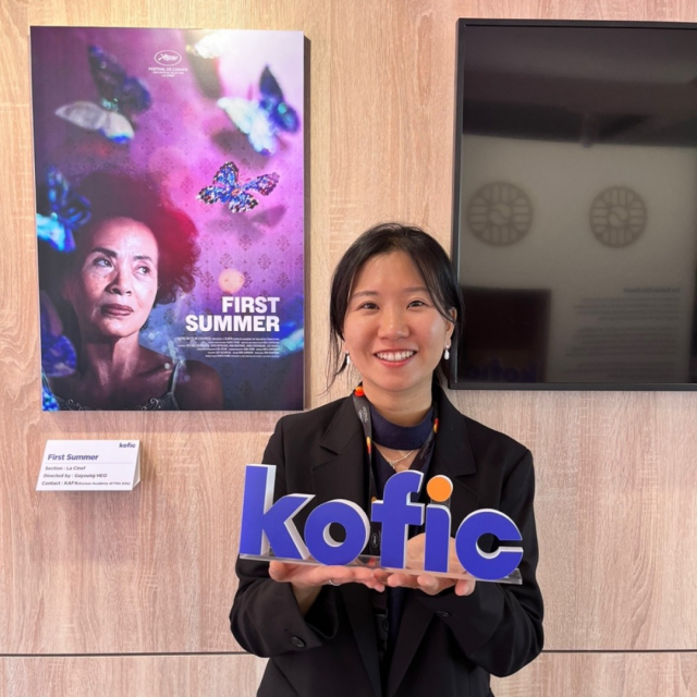'첫여름'으로 제78회 칸국제영화제 학생 부문(La Cinef) 1등 상을 받은 허가영 감독이 공식 포스터 앞에서 포즈를 취하고 있다. 손에 든 것은 한국영화아카데미(KAFA)를 설립 운영하고 있는 영화진흥위원회 로고. KAFA 제공