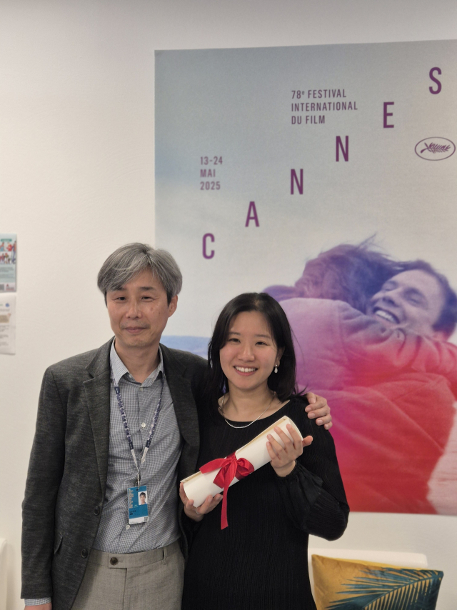 '첫여름'으로 제78회 칸국제영화제 학생 부문(La Cinef) 1등 상을 받은 허가영 감독이 한국영화아카데미 조근식 원장의 축하를 받고 있다. KAFA 제공