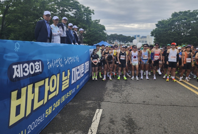 송명달(플래카드쪽 앞에서 두 번째) 해양수산부 차관은 24일 오전 7시 40분 상암 월드컵공원 평화의 광장에서 개최된 ‘제30회 바다의 날 마라톤 대회’를 찾아 참가 선수들을 격려했다. 해수부 제공