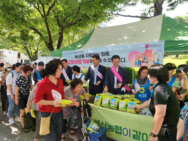 지난해 9월 부산시청 직거래장터에서 부산시가 방문객에게 고향사랑기부제를 홍보하는 모습. 부산시 제공