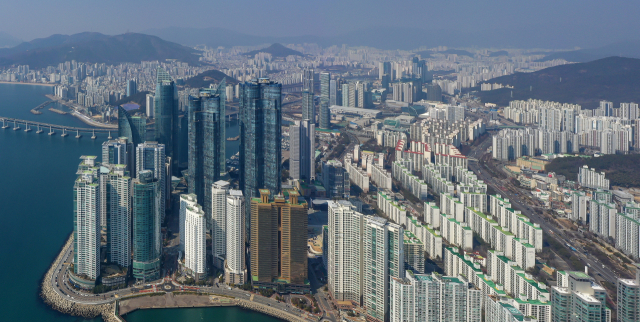 서울의 아파트 매매가가 상승 중이지만, 침체 중인 부산의 집값은 좀처럼 반등하지 못하고 있다. 부산 해운대구 마린시티 일대 아파트 단지 전경. 부산일보DB