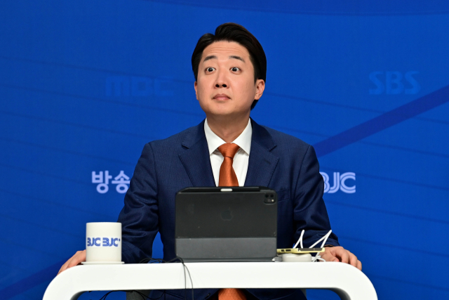개혁신당 이준석 대선 후보가 26일 서울 양천구 한국방송회관에서 열린 한국방송기자클럽 초청 토론회에 참석해 시작을 기다리고 있다. 연합뉴스