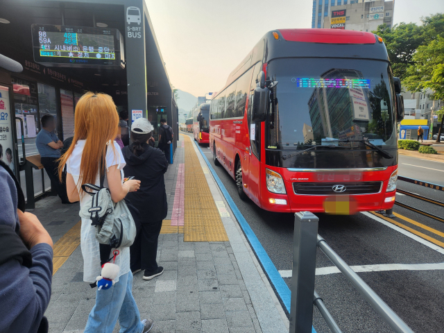경남 창원시 시내버스 노조가 파업에 돌입한 28일 아침 출근 시간 성산구 용호동 정우상가 앞 버스정류장에서 시민들이 긴급수송버스에 승하차하고 있다. 강대한 기자