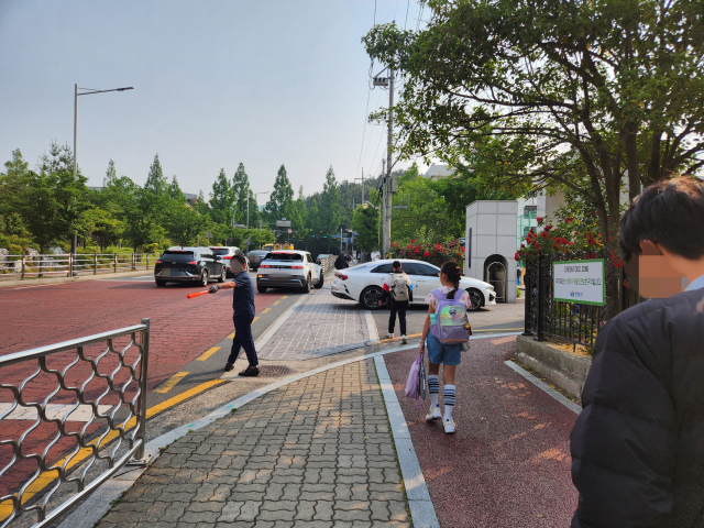 경남 창원시 시내버스 노조가 파업에 돌입한 28일 오전 창원중앙고등학교 앞에서 택시를 타고 등교한 학생이 하차하고 있다. 강대한 기자