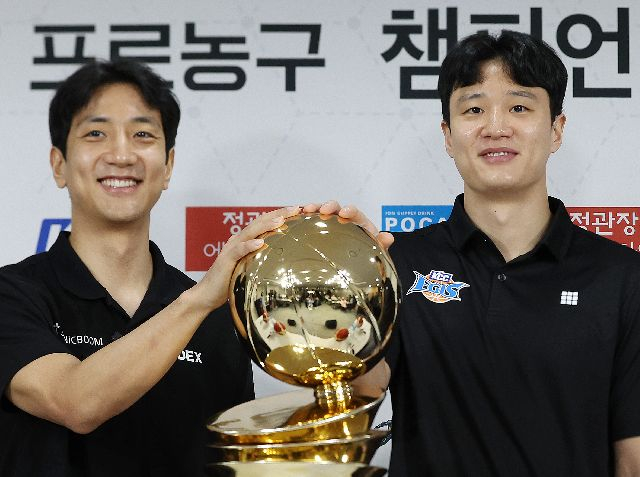 허훈(왼쪽)과 허웅 선수. 연합뉴스