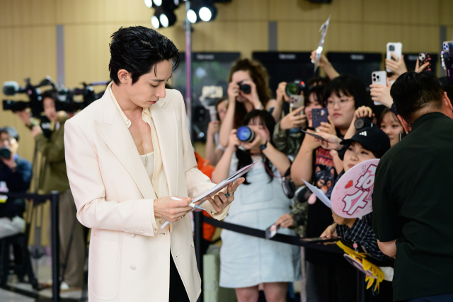 배우 이수혁이 핑크 카펫에서 팬들에게 사인을 해주는 모습. BCM제공
