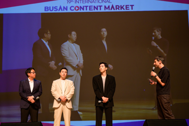 칸 국제 시리즈 페스티벌의 프로그래머가 ‘메스를 든 사냥꾼’ 관객 인사를 진행하고 있다. 김효정 기자
