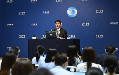 [사설] 한은 기준금리 인하, 경제성장률 반토막에 경고등 켰다