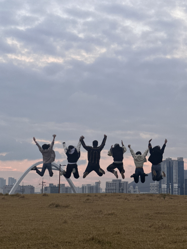 지난해 11월 북항친수공원과 북항재개발지역 일대에서 개최된 ‘북항 인플루언서 팸투어’ 참가자들의 단체 사진. 부산항북항통합개발추진단 제공