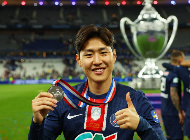 PSG의 이강인이 지난 24일 프랑스 프로축구 리그1에서 우승한 뒤 메달을 들어 보이고 있다. 로이터연합뉴스