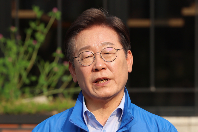 더불어민주당 이재명 대선 후보가 30일 강원도 원주시 반곡동 원주행복마당에에서 유세를 마친 뒤 취재진의 질문에 답하고 있다. 연합뉴스