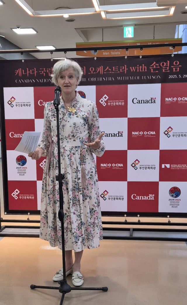 타마라 모휘니 주한 캐나다 대사가 지난달 29일 캐나다국립오케스트라 부산 공연에 앞서 부산시민회관에서 열린 리셉션에서 인사말을 하고 있다. 박석호 기자