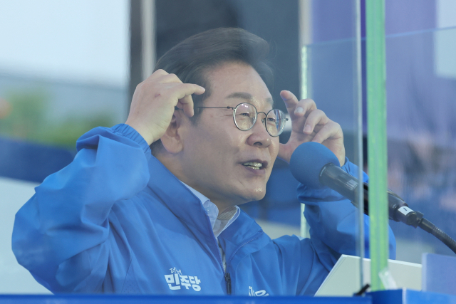 더불어민주당 이재명 대선후보가 30일 충북 충주시 충주체육관 시계탑광장에서 열린 유세에서 시민들에게 지지를 호소하고 있다. 연합뉴스