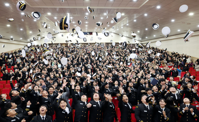 해운산업을 이끌어갈 우수 해기 인력 확보를 위해 해기사를 국가의 전략적 임무를 수행하는 인력으로 인식할 필요가 있다는 게 업계 지적이다. 국립한국해양대 해사대학 졸업식 모습. 부산일보DB