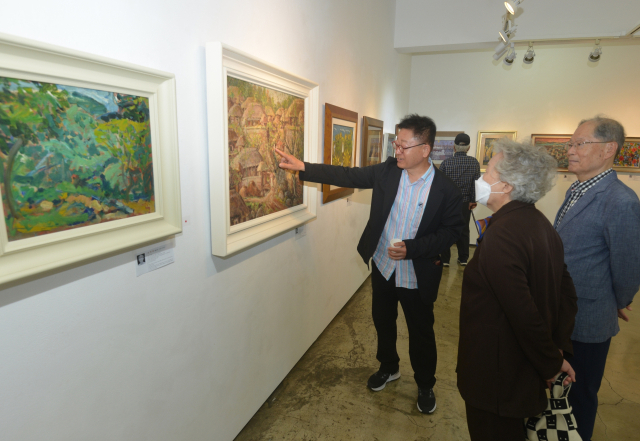 지난달 29일 ‘꽃피는 부산항 12회’전에 참석한 원로 작가들이 전시장을 돌아보고 있다. 미광화랑 제공