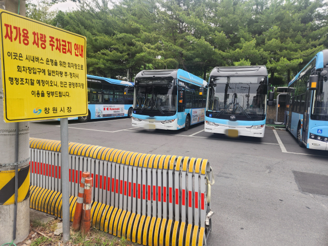2일 오전 경남 창원시 성산구 대방동종점 인근 회차장에 파업에 돌입한 시내버스 10여 대가 주차돼 있다. 강대한 기자