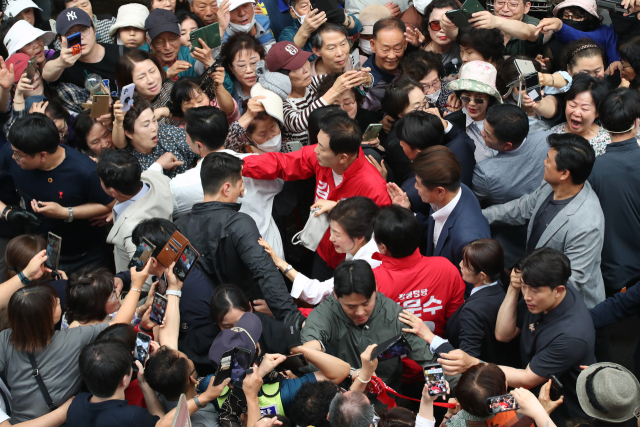 박근혜 전 대통령이 31일 오후 대구 중구 서문시장을 방문해 시민들에게 인사하고 있다. 연합뉴스