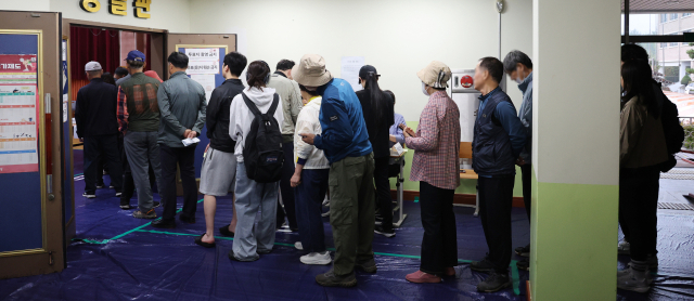 제21대 대통령 선거일인 3일 울산시 남구 신정중학교 체육관에 마련된 옥동 제3투표소에서 유권자들이 투표하기 위해 줄을 서서 기다리고 있다. 연합뉴스