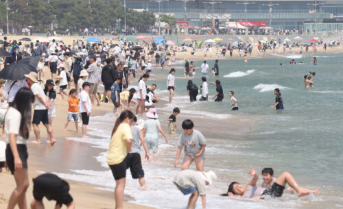 초여름 날씨 속에 휴일인 지난 1일 오후 부산 해운대구 해운대해수욕장을 찾은 많은 시민과 관광객들이 물놀이를 즐기고 있다. 이재찬 기자 chan@