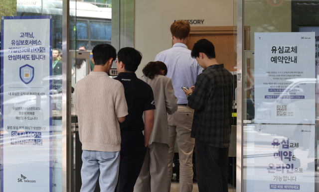 지난달 서울 시내 한 SK텔레콤 공식인증 대리점에서 고객들이 유심 교체를 위해 대기하고 있다. 한편 법무법인 대륜은 이날 기자회견을 열고 다음 주 초 SKT 이용자 1천여명을 대리해 1인당 100만원의 위자료를 지급하라는 소송을 제기할 계획이라고 밝혔다. 연합뉴스