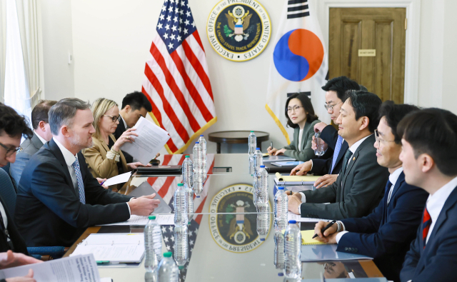 안덕근(오른쪽 세 번째) 산업통상자원부 장관이 지난 24일(현지시간) 미국 워싱턴DC 무역대표부(USTR) 회의실에서 제이미슨 그리어 미국 무역대표부 대표와 면담하고 있다. 산업부 제공