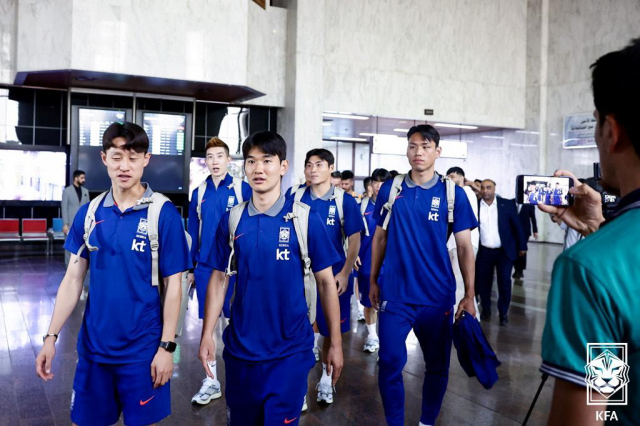 한국 축구대표팀이 3일(한국 시간) 이라크 바스라 공항에 도착해 이동하고 있다. 축구대표팀은 6일 이라크를 상대로 2026 북중미 월드컵 아시아 3차 예선 B조 9차전을 치른다. 연합뉴스