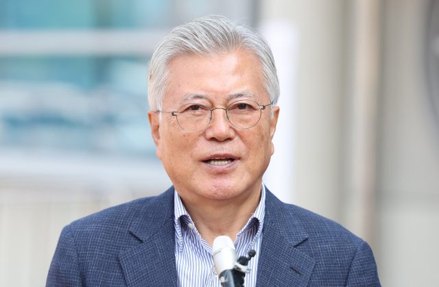 문재인 전 대통령이 21대 대선 사전투표 첫날인 29일 오전 경남 양산시 하북면 주민자치센터에 마련된 사전투표소에서 투표 후 취재진과 인터뷰하고 있다. 연합뉴스