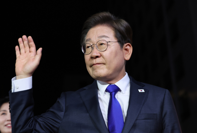 제21대 대통령 당선이 확실시되는 더불어민주당 이재명 대선 후보가 4일 선대위원장들에게 감사 인사를 하기 위해 서울 여의도 당사로 들어가고 있다. 연합뉴스