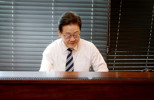 이재명 대통령이 4일 인천 계양구 사저에서 군 통수권 이양 보고를 받기 위해 김명수 합참의장과의 전화 통화를 준비하고 있다. 연합뉴스