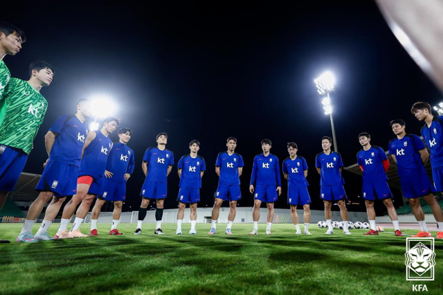 한국 축구대표팀이 3일(현지 시간) 이라크 바스라 알 파이하 스타다움에서 훈련을 하고 있다. 축구대표팀은 6일 이라크를 상대로 2026 북중미 월드컵 아시아 3차 예선 B조 9차전을 치른다. 대표팀은 이라크와의 경기에서 비기기만 해도 본선 진출을 확정한다. 대한축구협회 제공