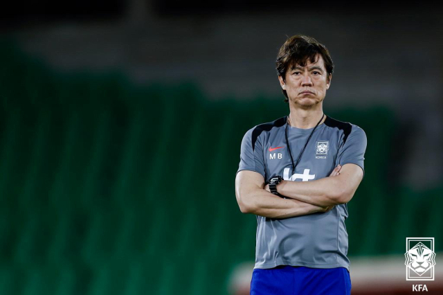 결전지 이라크에서 선수들의 훈련을 지켜보는 홍명보 감독. 대한축구협회 제공