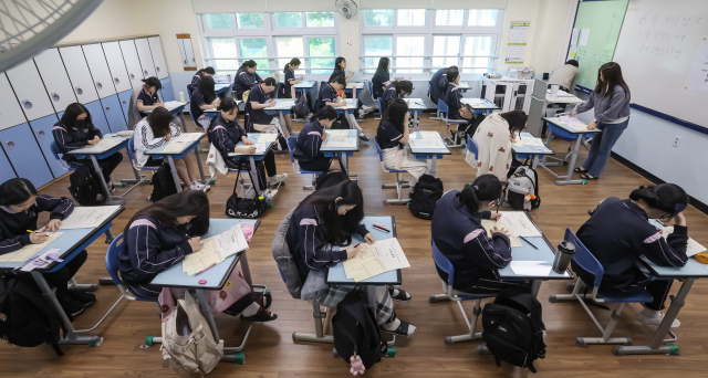 2026학년도 대학수학능력시험 6월 모의평가 시행일인 지난 4일 오전 부산 사상구 주례여고 3학년 교실에서 학생들이 문제를 풀고 있다. 김종진 기자 kjj1761@