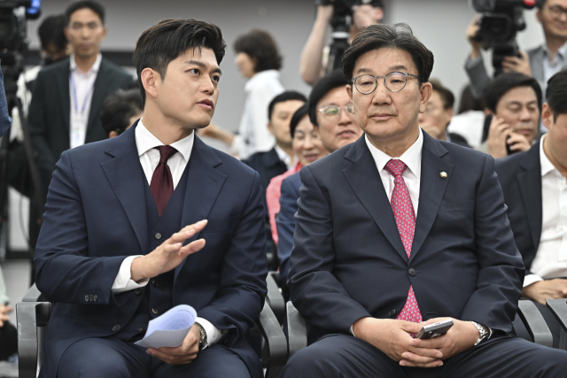 국민의힘 김용태 비상대책위원장과 권성동 원내대표가 4일 서울 여의도 중앙당사에서 열린 제21대 대통령선거 국민의힘 중앙선거대책위원회 해단식에 참석해 대화를 나누고 있다. 연합뉴스