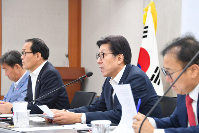 박형준 부산시장이 지난 5일 부산시청에서 열린 '제21대 대통령 부산 공약 국정과제화 보고회'에서 발언하고 있다. 박 시장은 이재명 대통령이 대선 과정에서 회의적인 입장을 내비친 한국산업은행 본점 부산 이전에 대해 