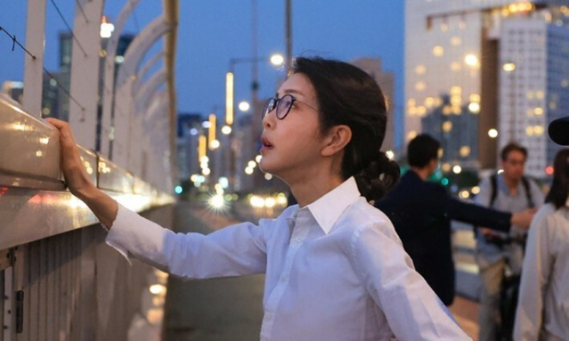 지난해 김건희 여사가 용강지구대 순찰인력과 함께 마포대교 도보 순찰에 나서고 있는 모습. 대통령실 제공