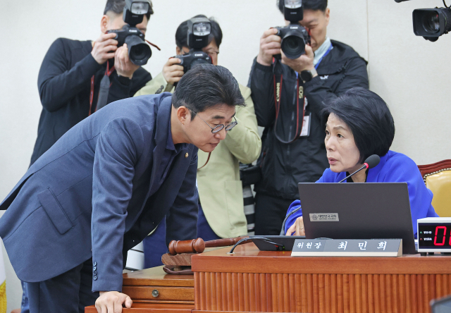 지난 4월 10일 국회에서 열린 과학기술정보방송통신위원회(과방위) 전체회의에서 최민희(오른쪽) 과방위원장이 더불어민주당 노종면 의원과 대화를 나누고 있다. 연합뉴스