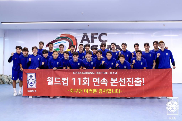 6일(한국시간) 이라크 바스라국제경기장에서 열린 2026 FIFA 북중미 월드컵 3차예선 한국 대 이라크의 경기. 경기 후 한국 선수들이 현수막을 들고 기념 촬영을 하고 있다. 연합뉴스