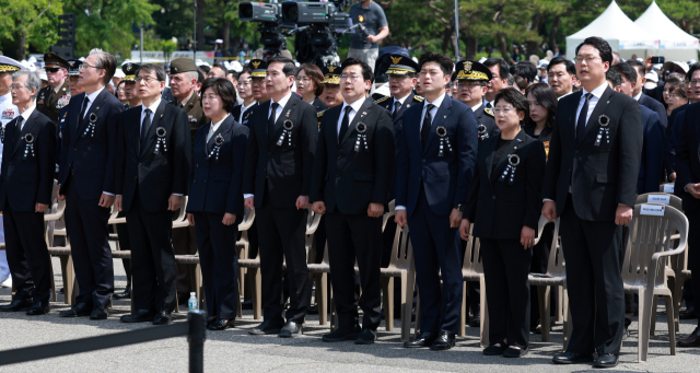 6일 서울 동작구 국립서울현충원에서 열린 70회 현충일 추념식에서 5부 요인과 장관, 여야 정치인들이 애국가를 부르고 있다. 앞줄 왼쪽부터 조희대 대법원장, 김형두 헌법재판소장 권한대행, 노태악 중앙선거관리위원장, 강정애 국가보훈부 장관, 김선호 국방부 장관 직무대행, 더불어민주당 박찬대 당 대표 권한대행 겸 원내대표, 국민의힘 김용태 비상대책위원장, 조국혁신당 김선민 당 대표 권한대행과 서왕진 원내대표, 개혁신당 천하람 원내대표 겸 당 대표 권한대행. 연합뉴스