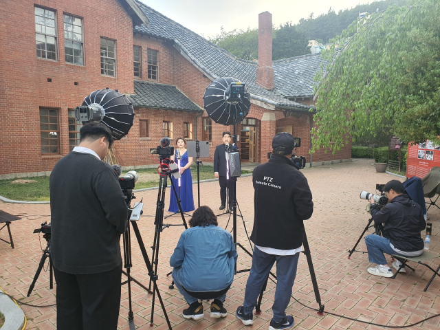 부산시립예술단 단원들이 부산 서구 임시수도기념관에서 영상 콘텐츠를 촬영하고 있다. 부산문화회관 제공.