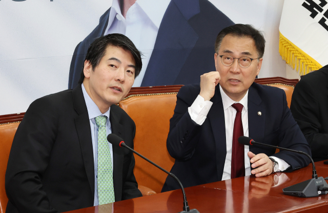 국민의힘 최형두 의원(오른쪽)이 지난달 26일 국회를 방문한 챗 GPT 개발사인 미국 오픈AI의 제이슨 권 최고전략책임자(CSO)와 대화하고 있다. 연합뉴스