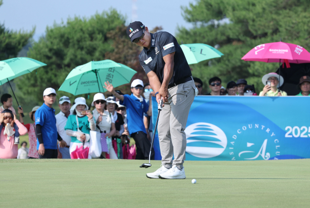 8일 부산 기장군 아시아드CC에서 열린 KPGA ‘2025 백송홀딩스-아시아드 CC 부산오픈’에서 우승한 김홍택 선수가 마지막 홀에서 퍼팅을 하고 있다. 정종회 기자 jjh@